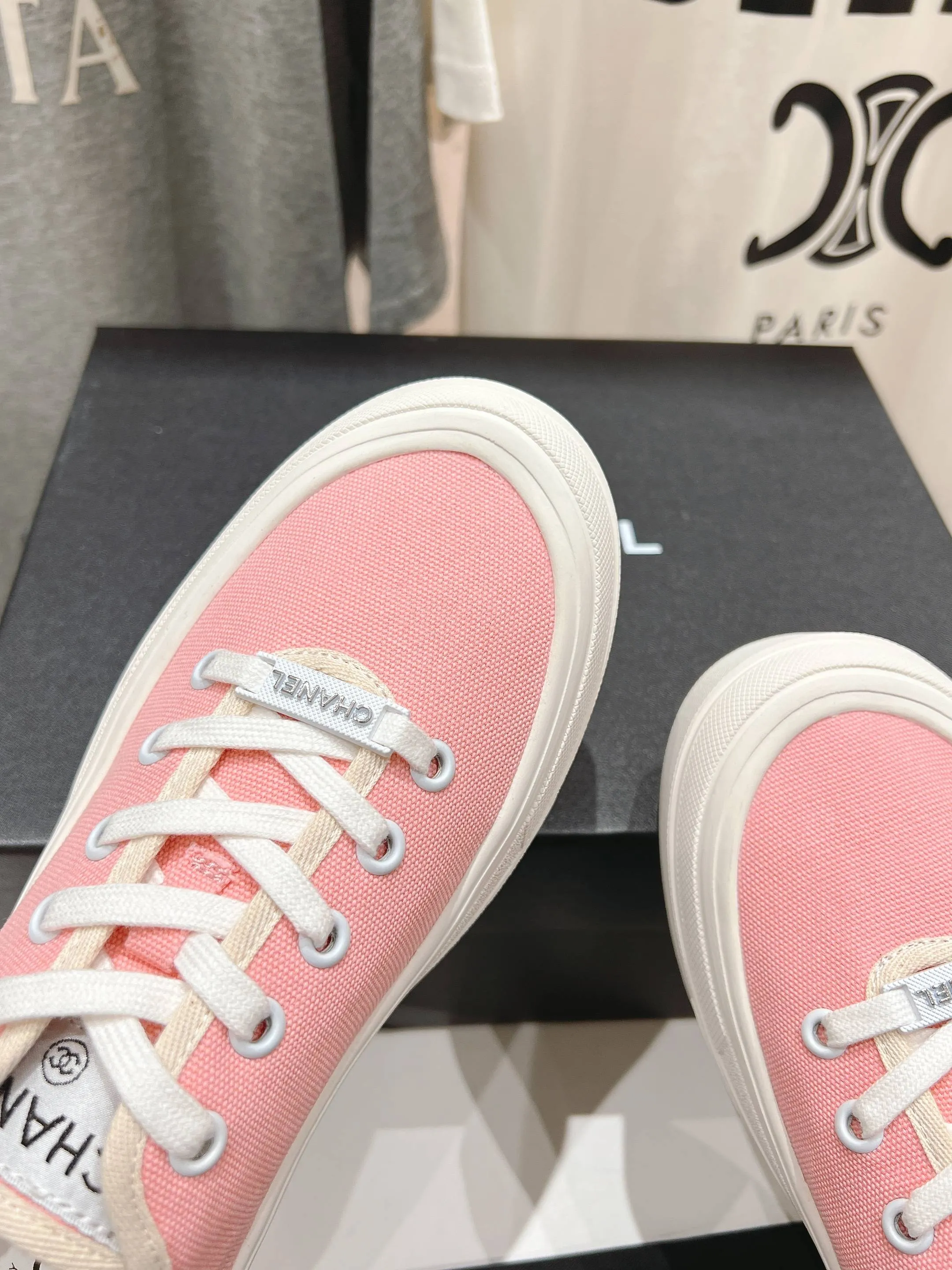 👟👟Ex-factory price 400👟👟 Chanel* Xiaoxiang 2025ss latest casual shoes, the currently super popular biscuit shoes. Internet celebrity Xiaohongshu is crazy about hot recommendations. The silly and cute style has a retro flavor! The shape is special and very recognizable. It makes your legs slimmer and longer. It is absolutely powerful. It is also very comfortable to wear. It has good looks. It is comfortable and increases your height. I must recommend it to everyone. The main feature of this year's series is minimalist style. ✔Fabric: original customized canvas. ✔Feet: water-dyed cowhide, comfortable on the feet. ✔Outsole: open-molded high-elastic rubber platform sole. ✔Number: 35-39.